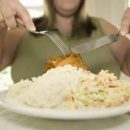 Диетологи рассказали, как распознать переедание