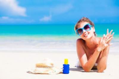Эксперты дали неочевидный совет по нанесению солнцезащитного крема